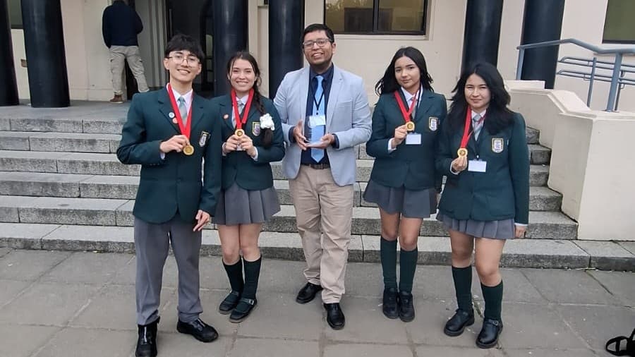 El profesor Esteban Aros junto a los integrantes de “LBLA Voz Activa en Acción”, equipo campeón regional del Torneo Delibera 2026.