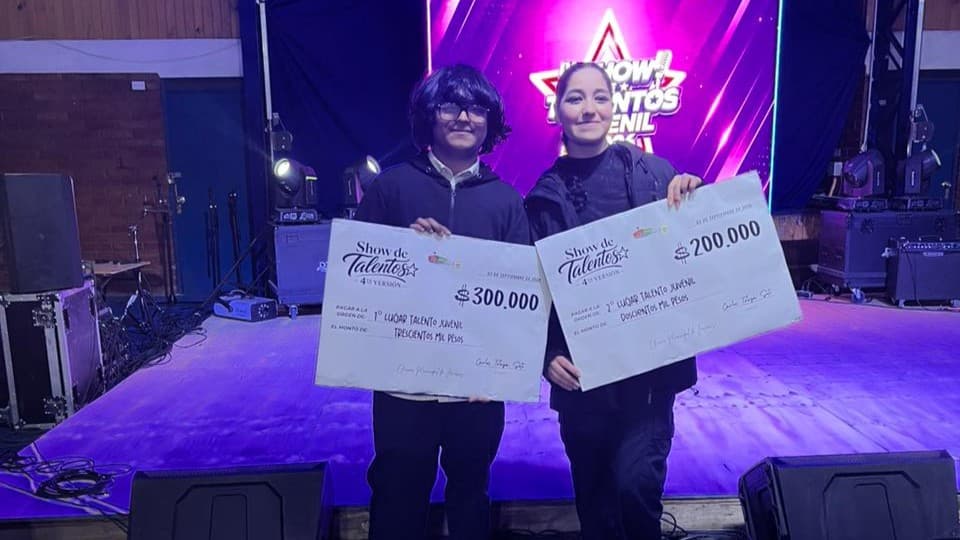 David Silva y Antonela Suazo, estudiantes del Liceo Municipal de Nacimiento, posan con los reconocimientos correspondientes al primer y segundo lugar. Fotografía cedida por un asistente al evento.