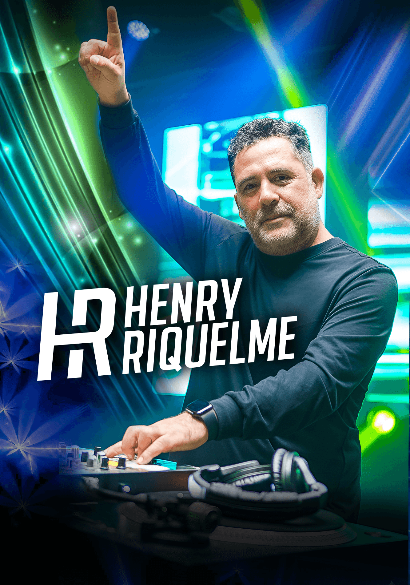 Henry Riquelme frente a una mesa de DJ, con un brazo levantado, sobre un fondo azul y verde con su nombre.