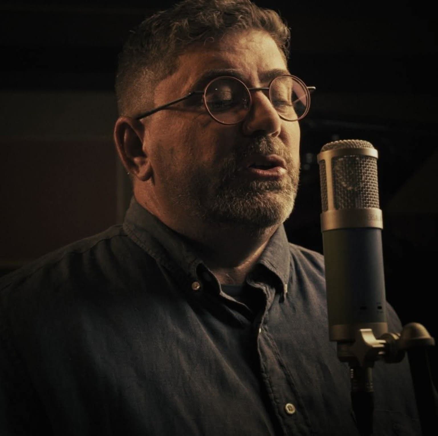 Gonçalo Serras, creador de Fritz Kahn and The Miracles, frente a un micrófono.